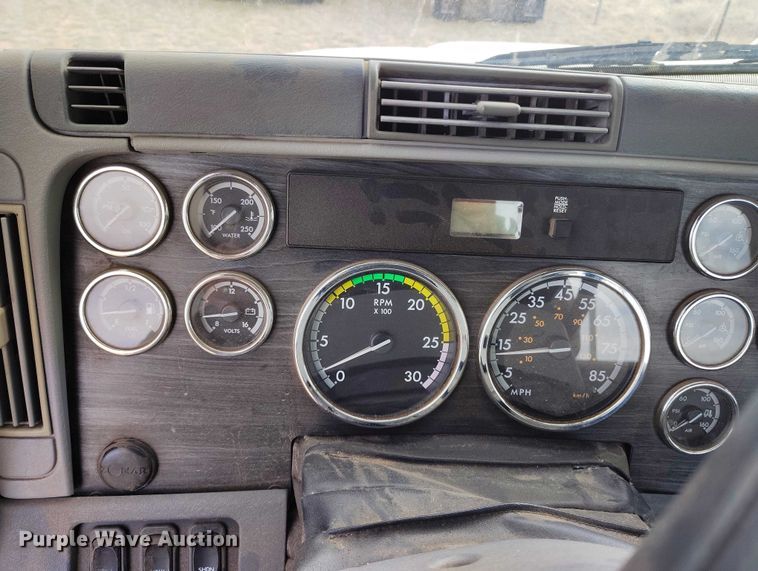 image for item EC8982 2007 Freightliner Columbia semi truck