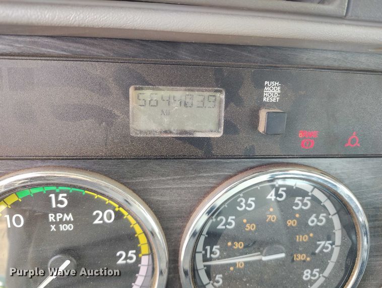 image for item EC8982 2007 Freightliner Columbia semi truck