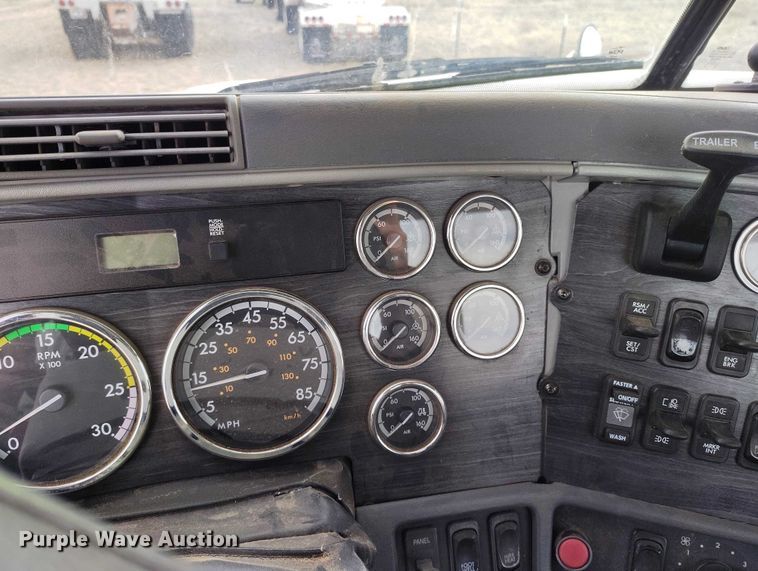 image for item EC8982 2007 Freightliner Columbia semi truck