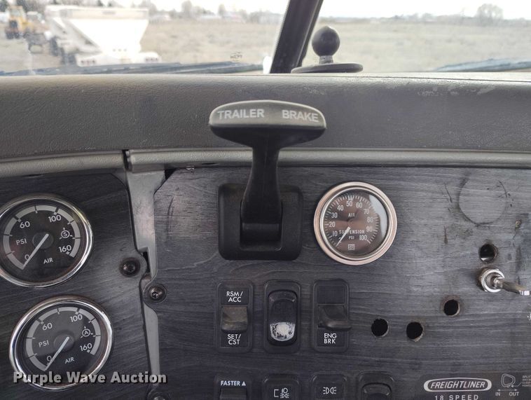 image for item EC8982 2007 Freightliner Columbia semi truck