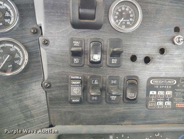 image for item EC8982 2007 Freightliner Columbia semi truck