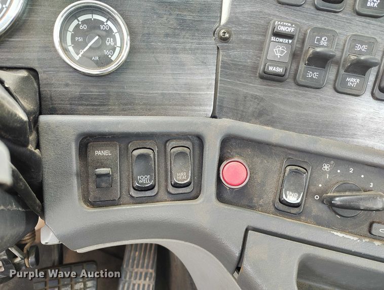 image for item EC8982 2007 Freightliner Columbia semi truck