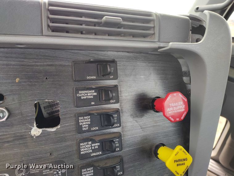 image for item EC8982 2007 Freightliner Columbia semi truck