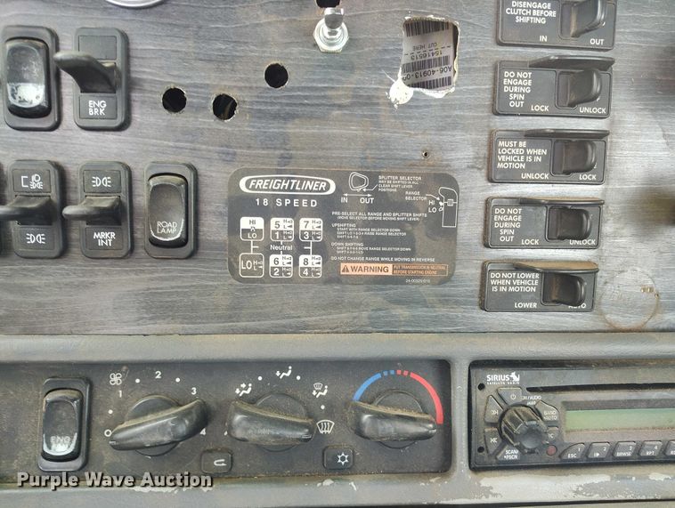 image for item EC8982 2007 Freightliner Columbia semi truck