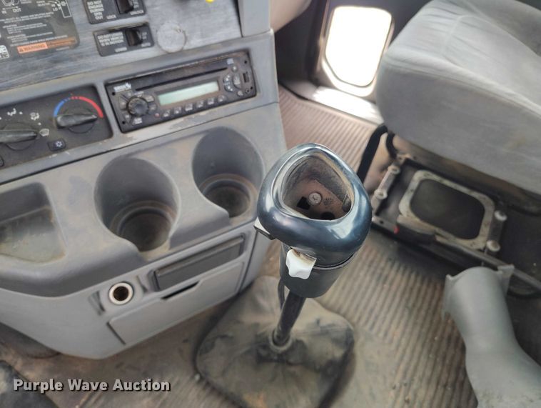 image for item EC8982 2007 Freightliner Columbia semi truck