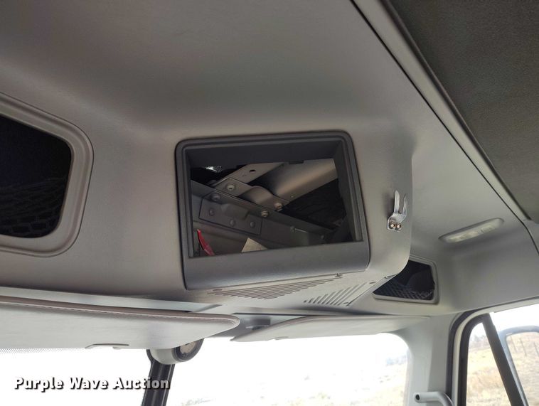 image for item EC8982 2007 Freightliner Columbia semi truck