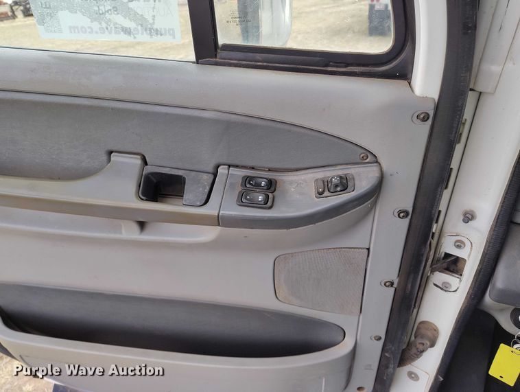 image for item EC8982 2007 Freightliner Columbia semi truck