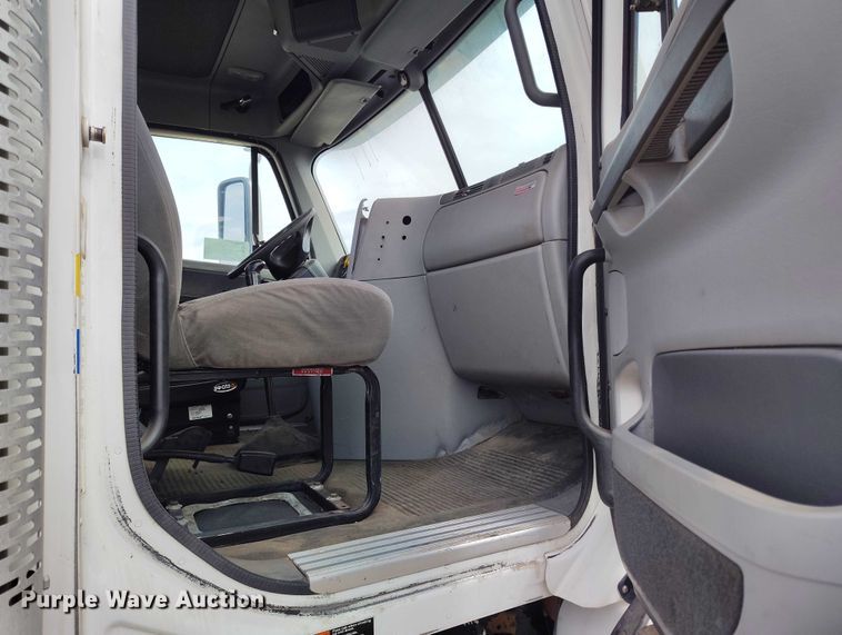 image for item EC8982 2007 Freightliner Columbia semi truck