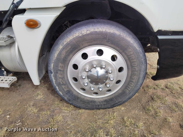 image for item EC8982 2007 Freightliner Columbia semi truck