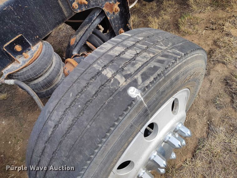 image for item EC8982 2007 Freightliner Columbia semi truck