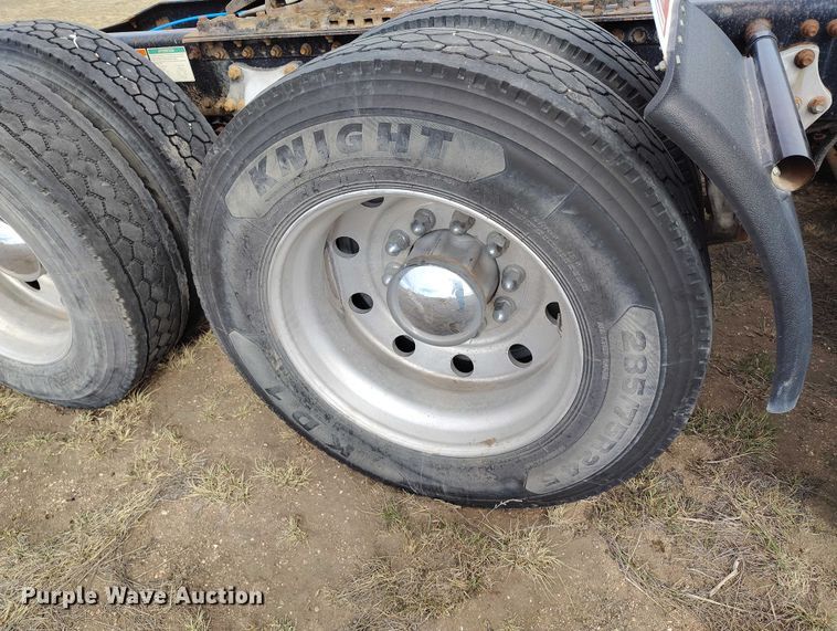 image for item EC8982 2007 Freightliner Columbia semi truck