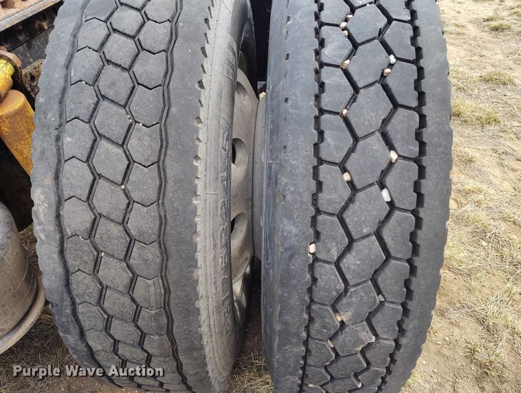 image for item EC8982 2007 Freightliner Columbia semi truck