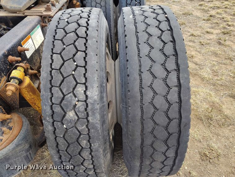 image for item EC8982 2007 Freightliner Columbia semi truck