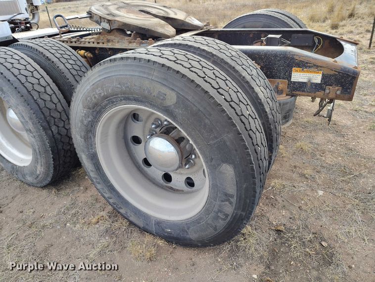 image for item EC8982 2007 Freightliner Columbia semi truck