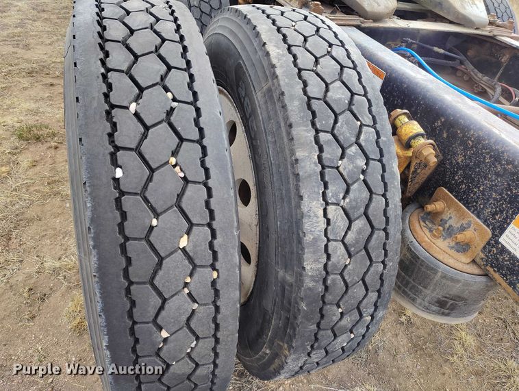 image for item EC8982 2007 Freightliner Columbia semi truck