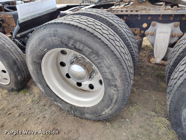 image for item EC8982 2007 Freightliner Columbia semi truck