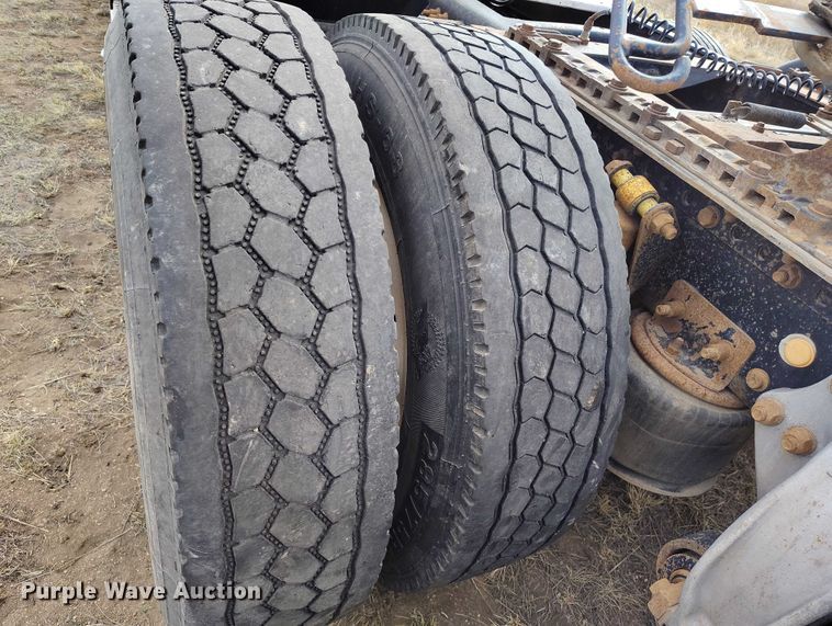 image for item EC8982 2007 Freightliner Columbia semi truck