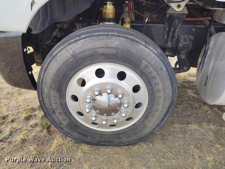 image for item EC8982 2007 Freightliner Columbia semi truck