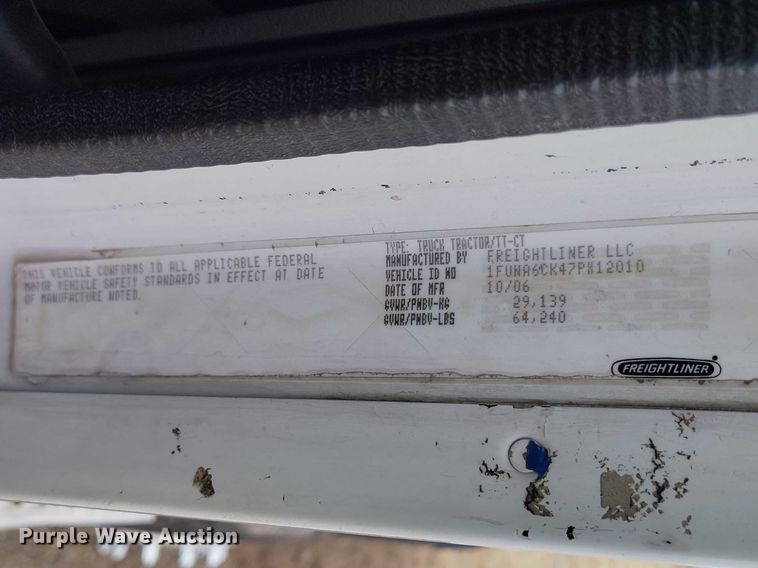 image for item EC8982 2007 Freightliner Columbia semi truck