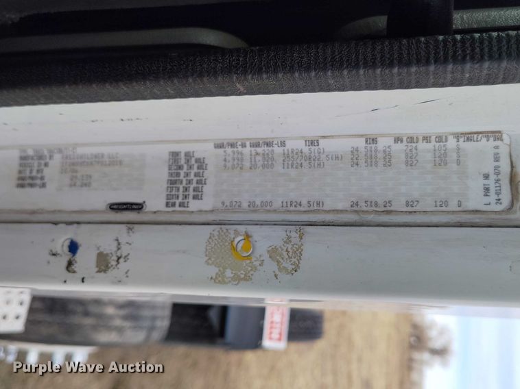 image for item EC8982 2007 Freightliner Columbia semi truck