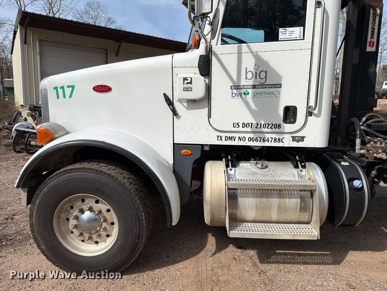 image for item ED5132 2014 Peterbilt 365 roll-off container truck