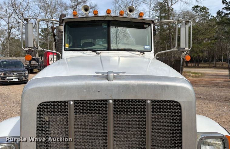 image for item ED5132 2014 Peterbilt 365 roll-off container truck