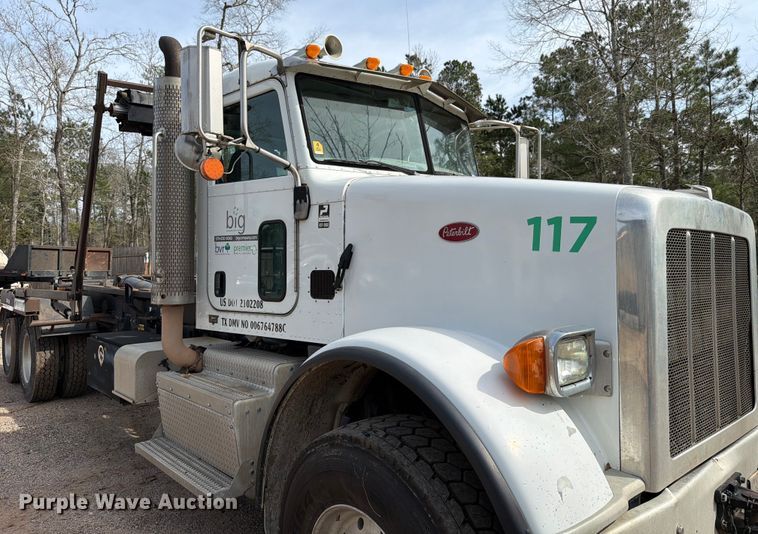 image for item ED5132 2014 Peterbilt 365 roll-off container truck