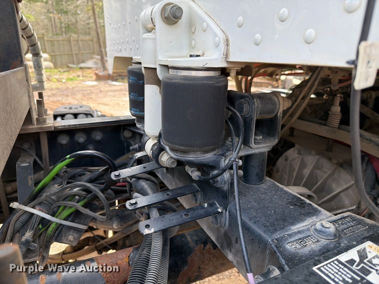 image for item ED5132 2014 Peterbilt 365 roll-off container truck