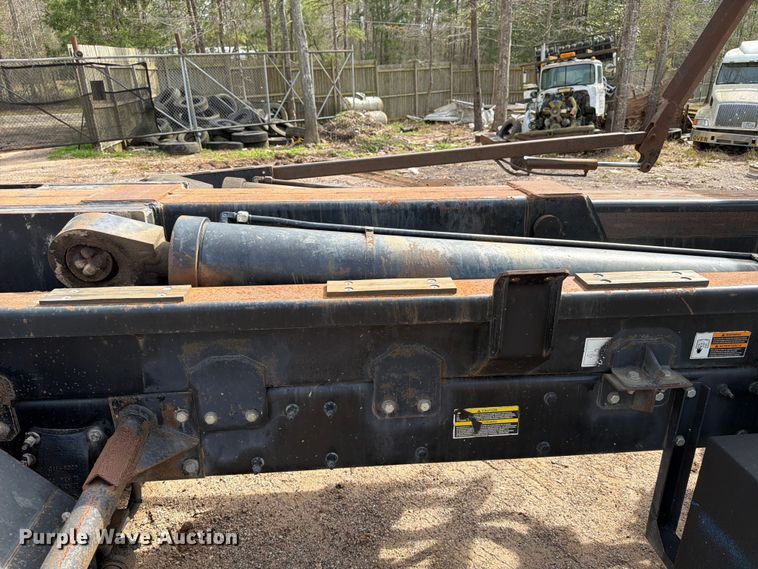 image for item ED5132 2014 Peterbilt 365 roll-off container truck