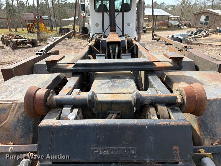 image for item ED5132 2014 Peterbilt 365 roll-off container truck