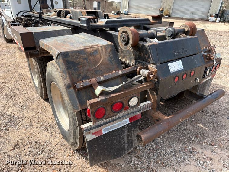 image for item ED5132 2014 Peterbilt 365 roll-off container truck