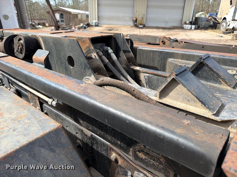 image for item ED5132 2014 Peterbilt 365 roll-off container truck