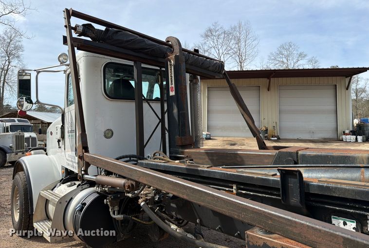 image for item ED5132 2014 Peterbilt 365 roll-off container truck