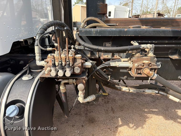 image for item ED5132 2014 Peterbilt 365 roll-off container truck