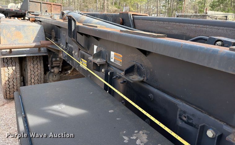 image for item ED5132 2014 Peterbilt 365 roll-off container truck