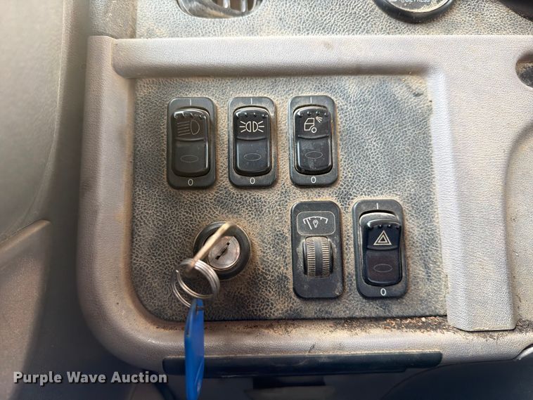 image for item ED5132 2014 Peterbilt 365 roll-off container truck