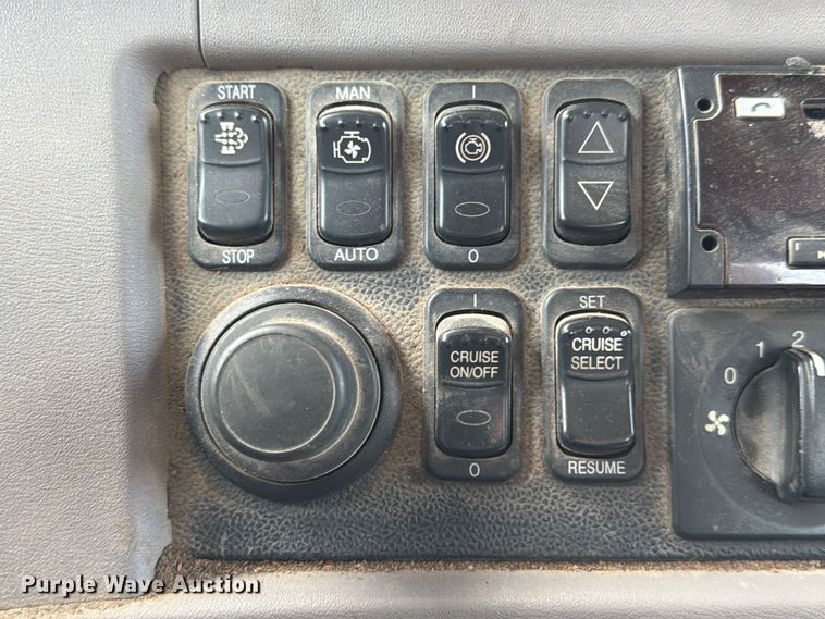 image for item ED5132 2014 Peterbilt 365 roll-off container truck