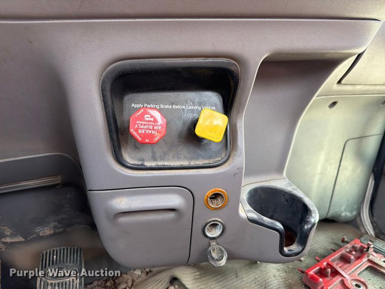 image for item ED5132 2014 Peterbilt 365 roll-off container truck