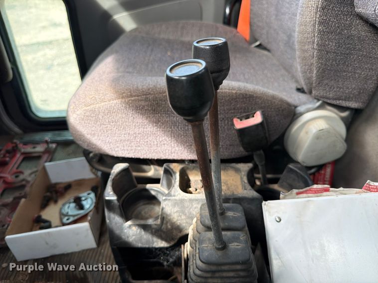 image for item ED5132 2014 Peterbilt 365 roll-off container truck