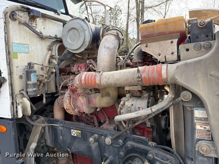 image for item ED5132 2014 Peterbilt 365 roll-off container truck