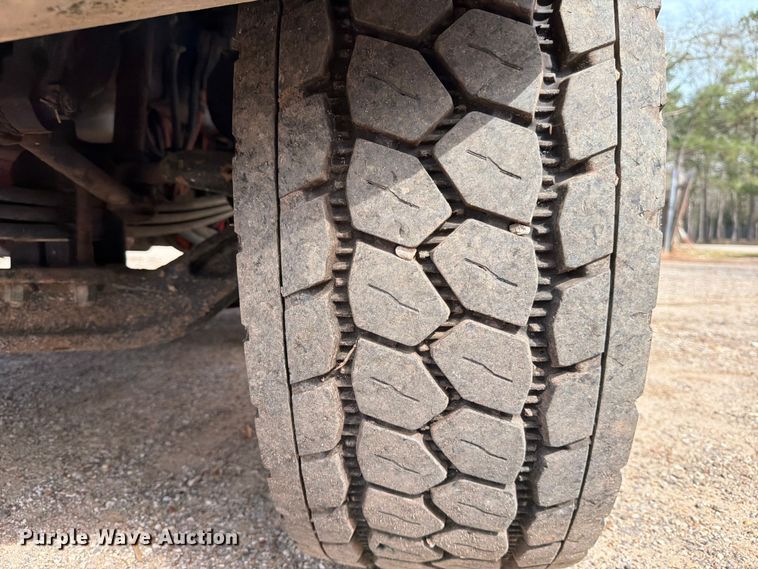 image for item ED5132 2014 Peterbilt 365 roll-off container truck