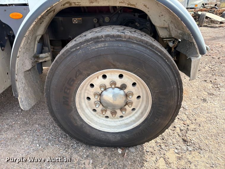 image for item ED5132 2014 Peterbilt 365 roll-off container truck