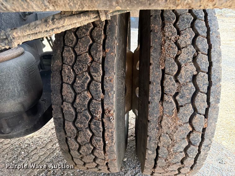 image for item ED5132 2014 Peterbilt 365 roll-off container truck