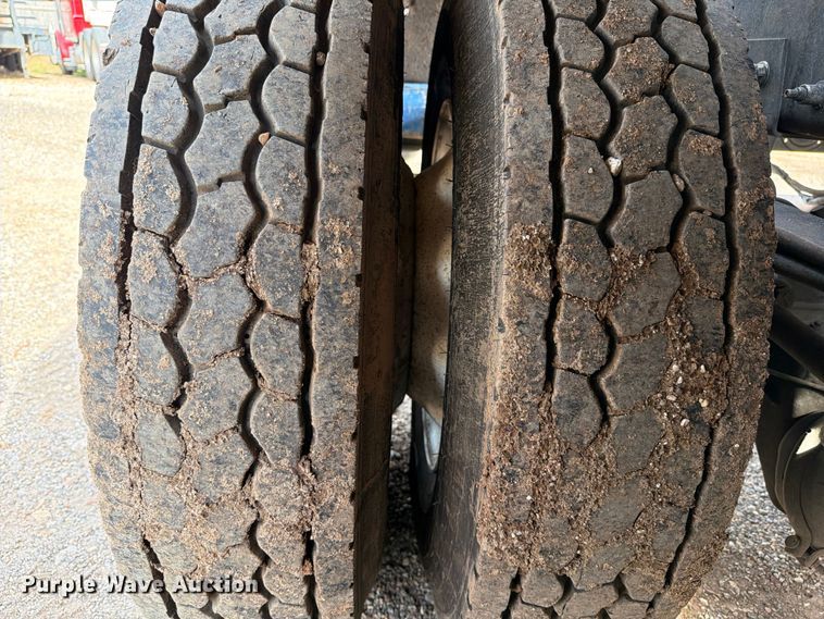 image for item ED5132 2014 Peterbilt 365 roll-off container truck