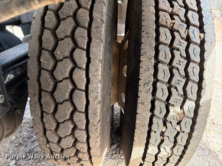 image for item ED5132 2014 Peterbilt 365 roll-off container truck