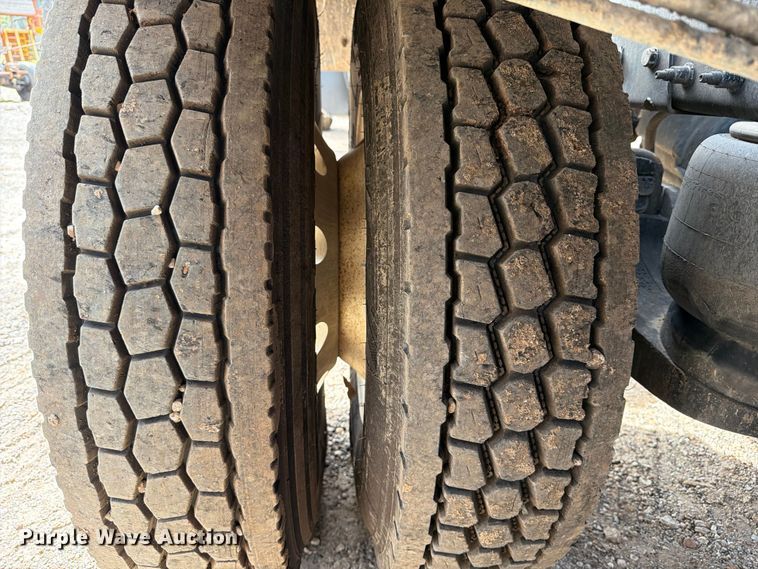 image for item ED5132 2014 Peterbilt 365 roll-off container truck