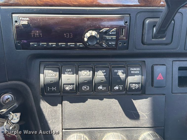 image for item ED5149 2018 International LT625 semi truck