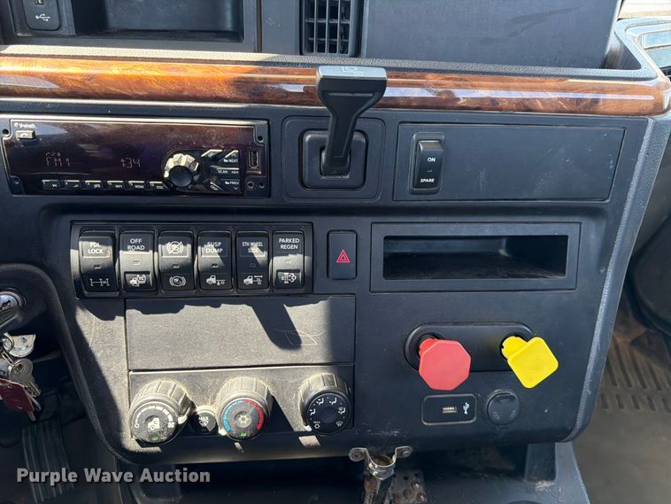 image for item ED5149 2018 International LT625 semi truck