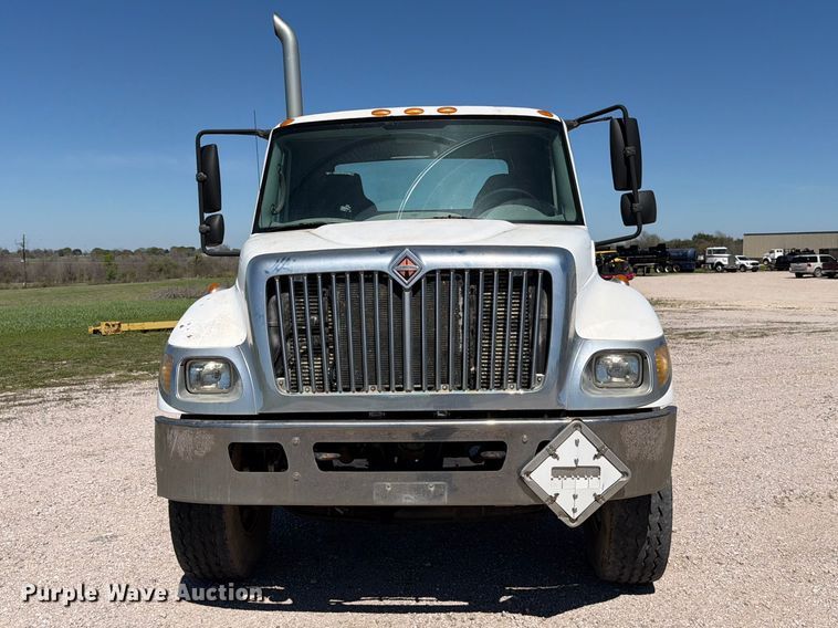 image for item ED5172 2006 International 7400 truck cab and chassis