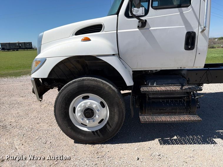 image for item ED5172 2006 International 7400 truck cab and chassis